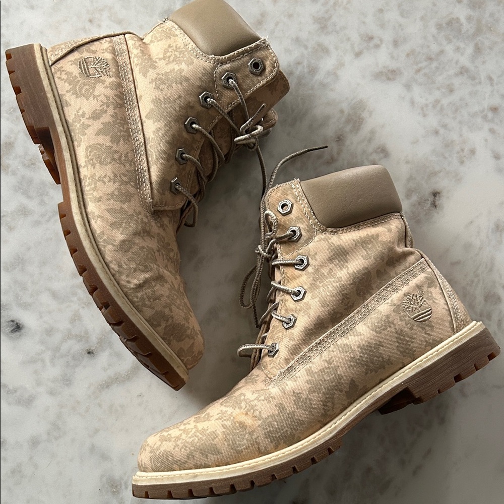 Women’s floral timberlands. Size 9